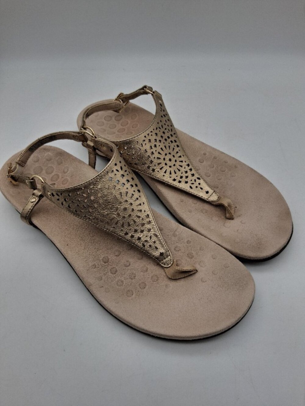 Vionic Sandals Womans 11 Kirra Metallic Cut Out Gold Thong Triangle Strap